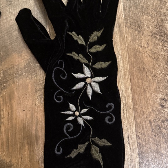 Lauer Velvet Elegant Black Floral Embroidered Dress Gloves OS - Picture 3 of 6